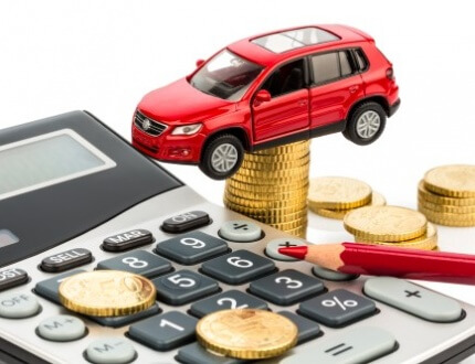 מודל של רכב, מחשבון ומטבעות