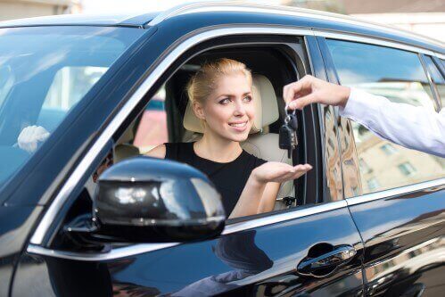 אשה מקבלת לידיה מפתחות של רכב אחרי שסגרה ביטוח חובה