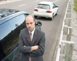 אדם שהרכב שלו מושבת תוהה מה לעשות עם הביטוח