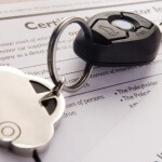 מפתחות של רכב ומסמך של ביטוח