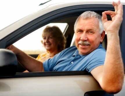אדם מבוגר נוהג ברכב שיש לו ביטוח חובה