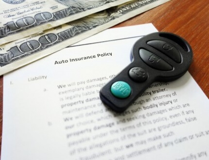 חוזה של ביטוח חובה ומפתח של רכב