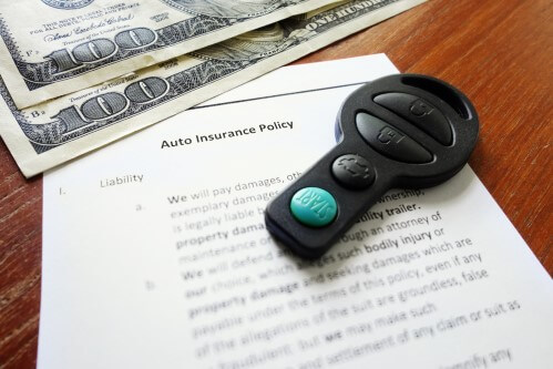 חוזה של ביטוח חובה ומפתח של רכב