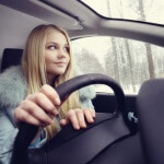 נהגת צעירה נוהגת ברכב עם ביטוח מקיף