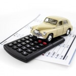 דגם של רכב, מחשבון ופוליסה של ביטוח חובה