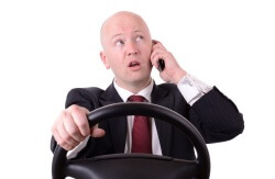 אדם מדבר בטלפון עם חברת ביטוח