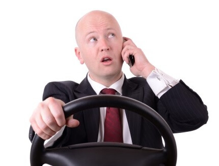 אדם מדבר בטלפון עם חברת ביטוח
