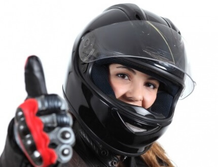 רוכבת אופנוע שיש לה ביטוח מקיף מצומצם